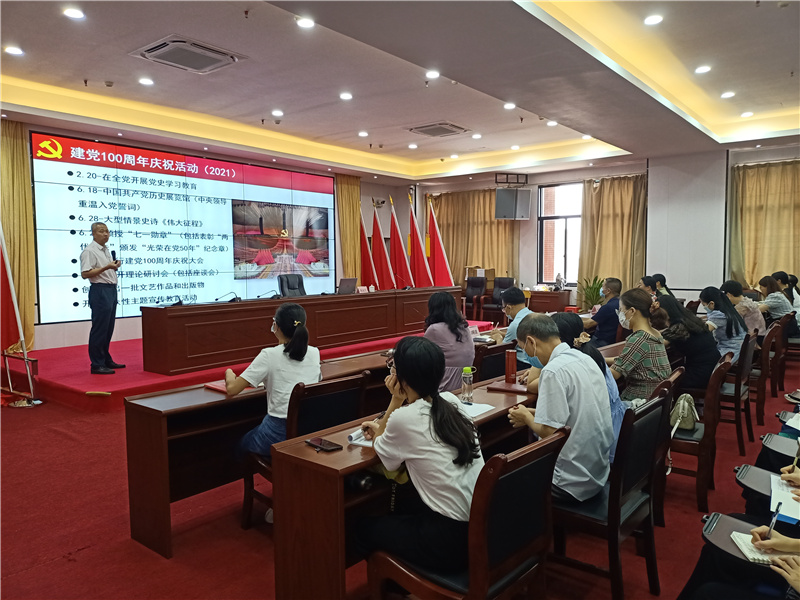 图为全体人员认真听党课 做笔记3.jpg
