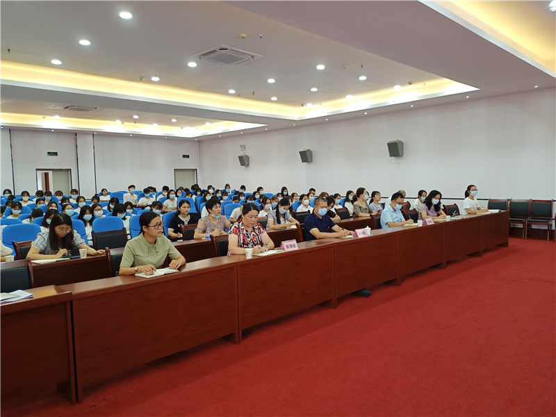 图为全体人员认真听党课 做笔记.jpg