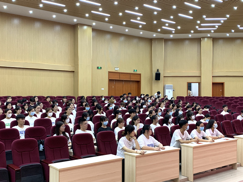 图为全体入党积极分子认真听课_副本.jpg